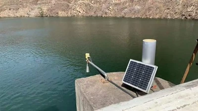 Sensor de nível de radar com alcance de 30 m para medição confiável de líquid...